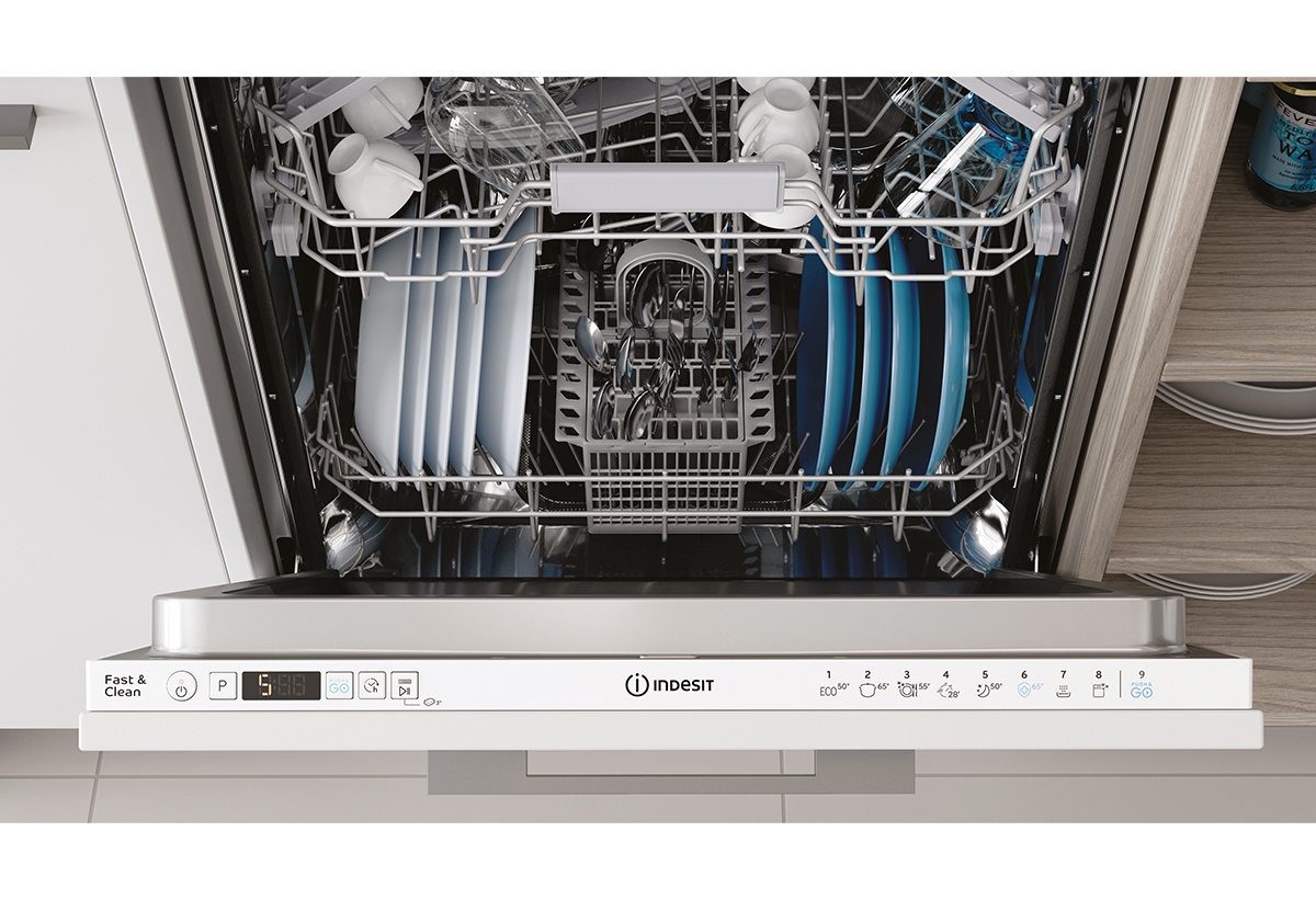 Απεικονίζεται το πλυντήριο ανοιχτό γεμάτο πιάτα και διάφορα κουζινικά.